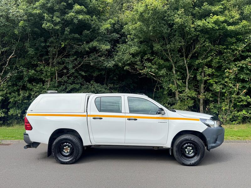 View TOYOTA HILUX 2.4 D-4D Active