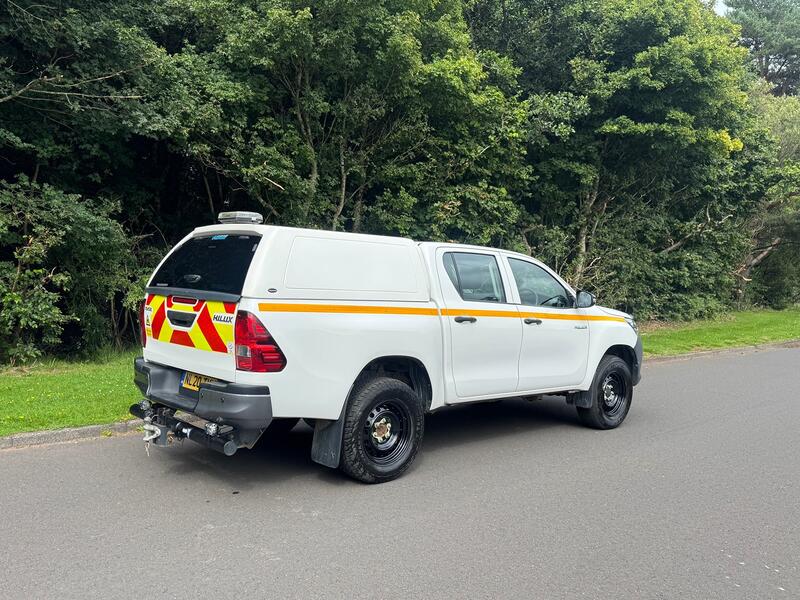 View TOYOTA HILUX 2.4 D-4D Active