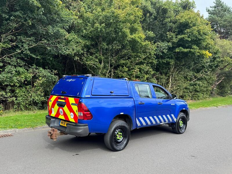 View TOYOTA HILUX 2.4 D-4D Active