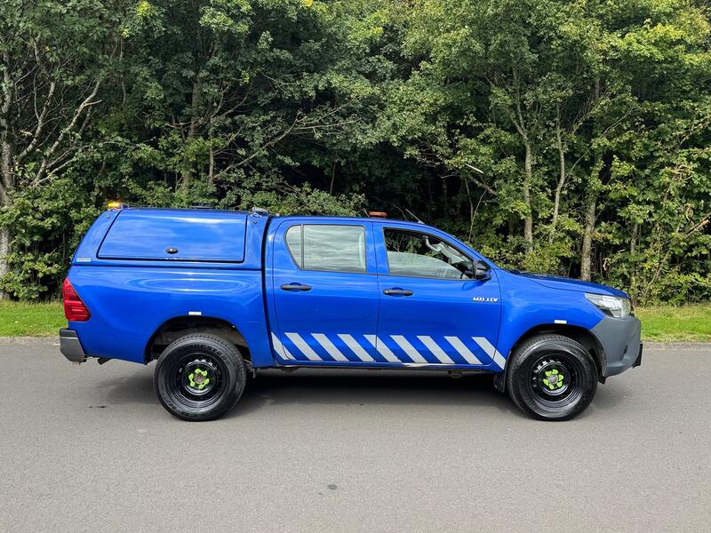 View TOYOTA HILUX 2.4 D-4D Active